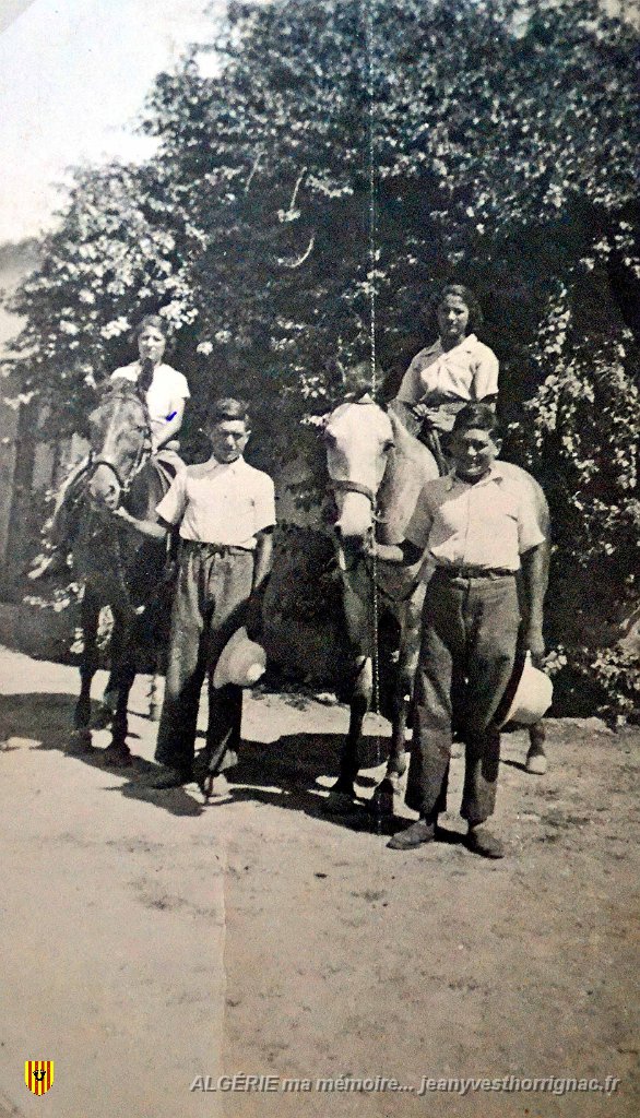 Lavayssiere 1935.jpg - Lavayssière 1935. De gauche à droite, sur les chevaux, Juliette et Eliette Thorrignac - René Martin et Armand Geider